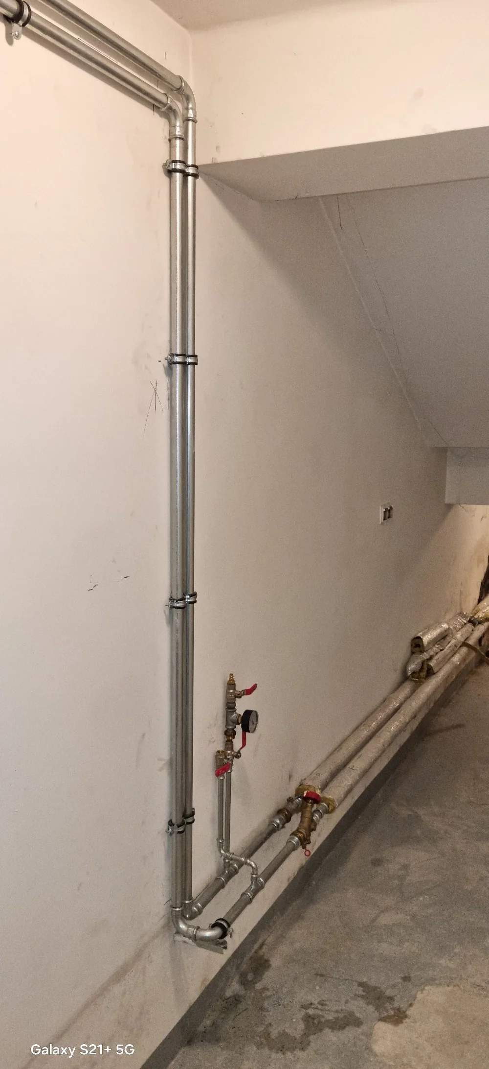 Instalacja stalowa — pion z zaworem i manometrem, realizacja HYDRO-CZEST w Częstochowie